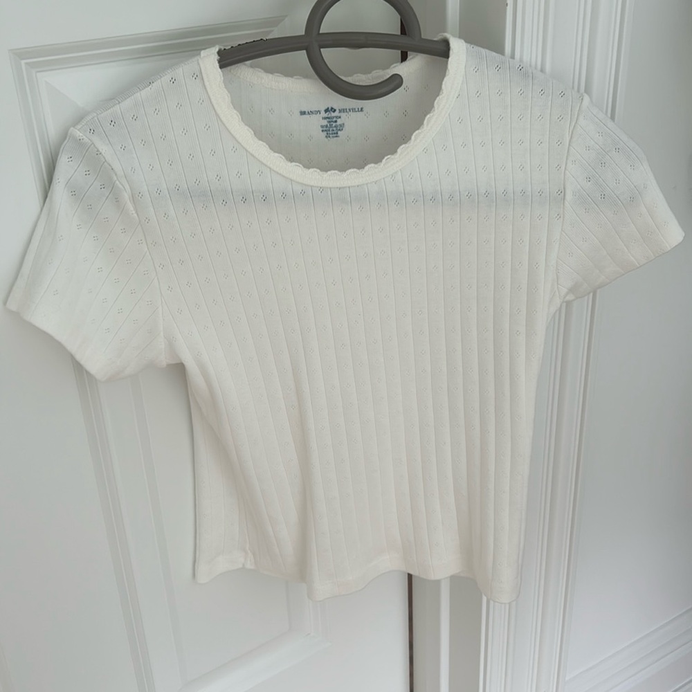 white brandy melville tee⭐️